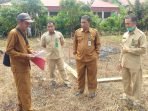 Kepala Kantor Kemenag Kabupaten Kutai Barat, H. Muhammad Izzat Solihin beserta jajarannya meninjau lokasi pembangunan gedung balai nikah dan manasik haji di Kecamatan Long Iram.