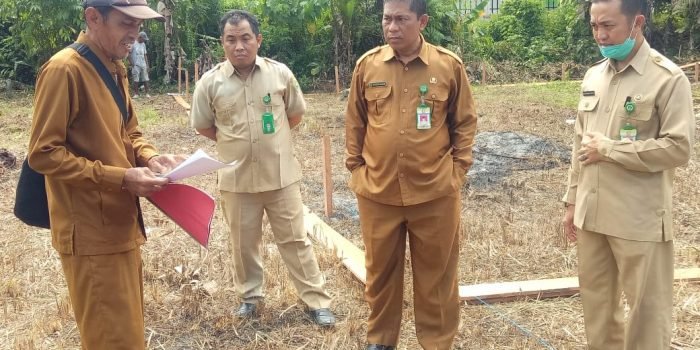 Kepala Kantor Kemenag Kabupaten Kutai Barat, H. Muhammad Izzat Solihin beserta jajarannya meninjau lokasi pembangunan gedung balai nikah dan manasik haji di Kecamatan Long Iram.