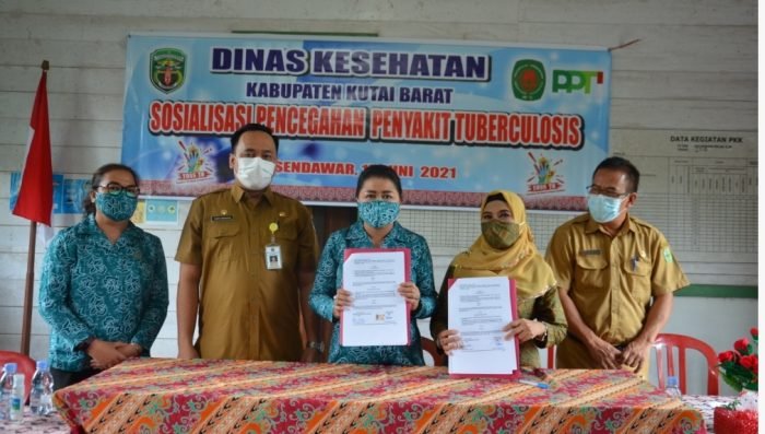Ketua PPTI Cabang Kubar Isdalena (dua kanan) dan Ketua TP-PKK Kubar Yayuk Seri Rahayu (tengah) saat menandatangani nota kesepakatan kerjasama pengendalian penyakit TBC, di Gedung TP-PKK Kelurahan Melak Ilir. Foto : HO/Humas Protokol Pemkab Kubar.