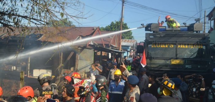 Tim Respon Bencana Satbrimob Polda Kaltim bersama mobil AWC Brimob, melakukan penanganan terhadap kejadian kebakaran di Rt. 38 Kelurahan Baru Ulu Kecamatan Balikpapan Barat, Kamis (17/6/2021). Foto : HO.