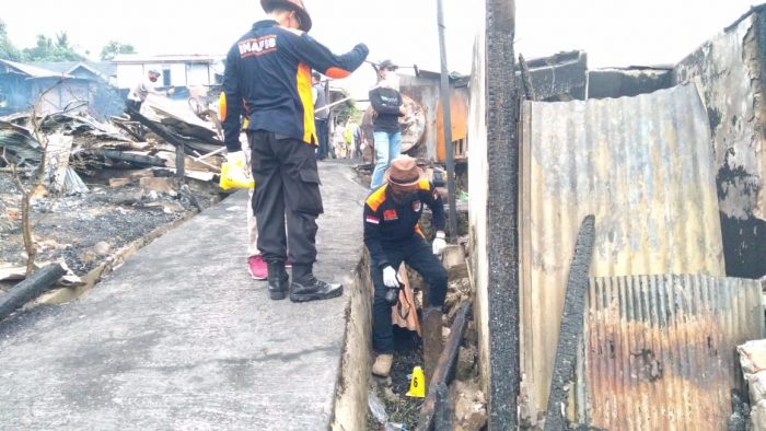 Suasana petugas kepolisian lakukan olah TKP. Foto : BorneoFlash.com/Muhammad Eko.