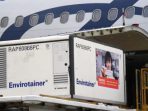 Pemerintah kembali mendatangkan 10 juta dosis bahan baku vaksin covid-19 Sinovac. Vaksin tahap ke-17 itu datang melalui Bandara Soekarno Hatta, Minggu (20/6/2021). Foto : HO.
