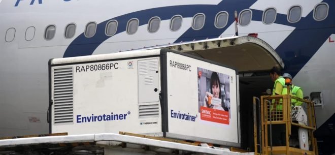 Pemerintah kembali mendatangkan 10 juta dosis bahan baku vaksin covid-19 Sinovac. Vaksin tahap ke-17 itu datang melalui Bandara Soekarno Hatta, Minggu (20/6/2021). Foto : HO.