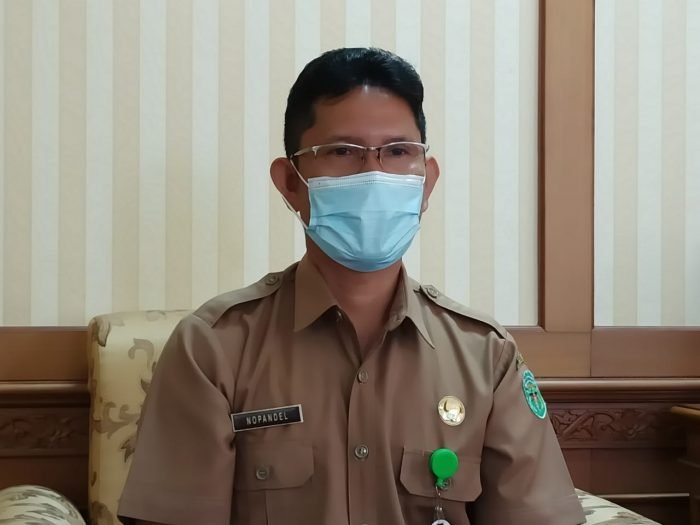 Kepala Badan Kepegawaian, Pendidikan dan Pelatihan Daerah (BKPPD) Kutai Barat, Nopandel saat ditemui di ruang kerjanya. Foto : BorneoFlash.com/Lilis Suryani.