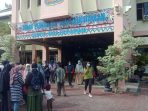 Ratusan orang tua murid mendatangi kantor Dinas Pendidikan dan Kebudayaan (Disdikbud) kota Balikpapan, Jln Ruhui Rahayu I, Sepinggan, Balikpapan Selatan, Senin (21/6/2021). Foto : BorneoFlash.com/Muhammad Eko.