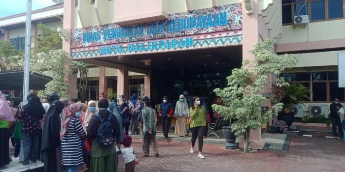 Pertanyakan Mekanisme Sistem Zonasi PPDB Online, Ratusan Orang Tua Murid Datangi Disdikbud Balikpapan 
