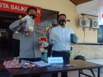 Satreskrim Polresta Balikpapan menggelar konferensi pers pengungkapan pelaku penipuan di Mapolresta Balikpapan pada Senin (21/6/2021). Foto : BorneoFlash.com/Muhammad Eko.