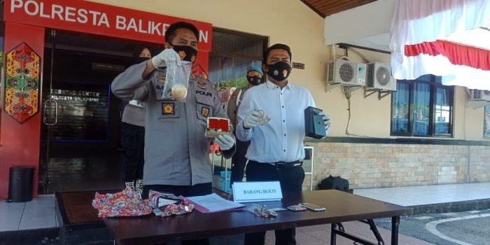 Satreskrim Polresta Balikpapan menggelar konferensi pers pengungkapan pelaku penipuan di Mapolresta Balikpapan pada Senin (21/6/2021). Foto : BorneoFlash.com/Muhammad Eko.