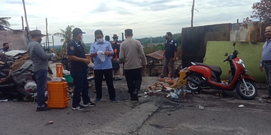 Puslabfor Mabes Polri Cabang Surabaya Lakukan Olah TKP Kebakaran di Kelurahan Baru Ulu