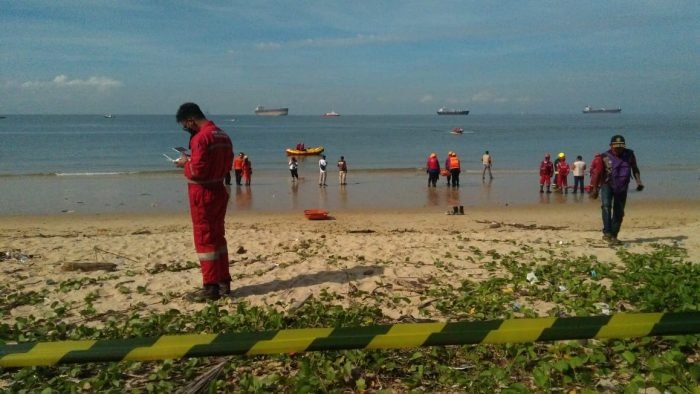 Suasana simulasi Basarnas Balikpapan, di perairan Teluk Balikpapan pada Rabu (23/6/2021). Foto : BorneoFlash.com/Muhammad Eko.
