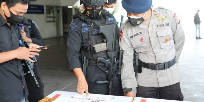 Brimob Polda Kaltim Kawal Pengamanan dan Pengawalan Vaksin Covid-19