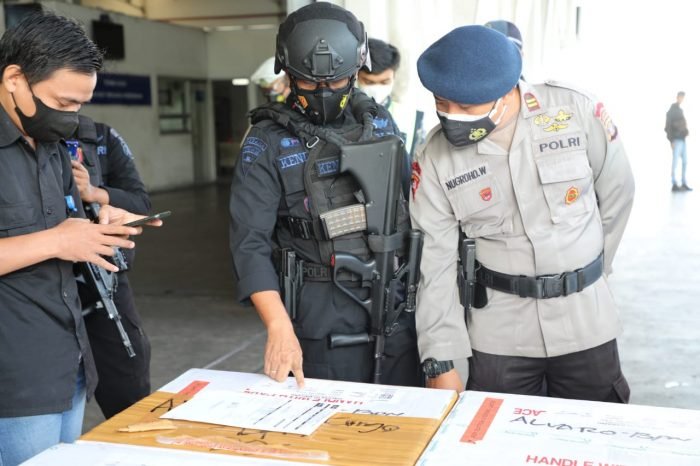 Brimob Polda Kaltim Kawal  Pengamanan Dan Pengawalan Vaksin Covid-19 pada Selasa (22/6/2021). Foto : BorneoFlash.com/Muhammad Eko.