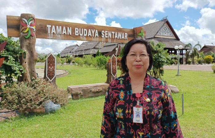 Kepala UPT Taman Budaya Sentawar (TBS) Melitina, saat diwawancarai di lokasi TBS jalan Sendawar Raya, Barong Tongkok. Foto : BorneoFlash.com/Lilis Suryani.