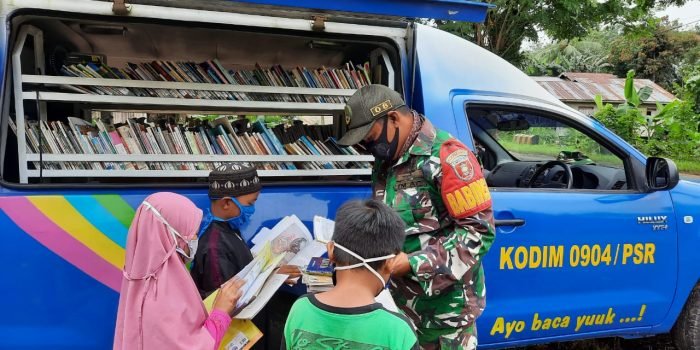 Satgas TMMD Ke-111 Dorong Minat Baca Masyarakat Sejak Dini, Hadirkan Perpustakaan Keliling Milik Kodim/0904 