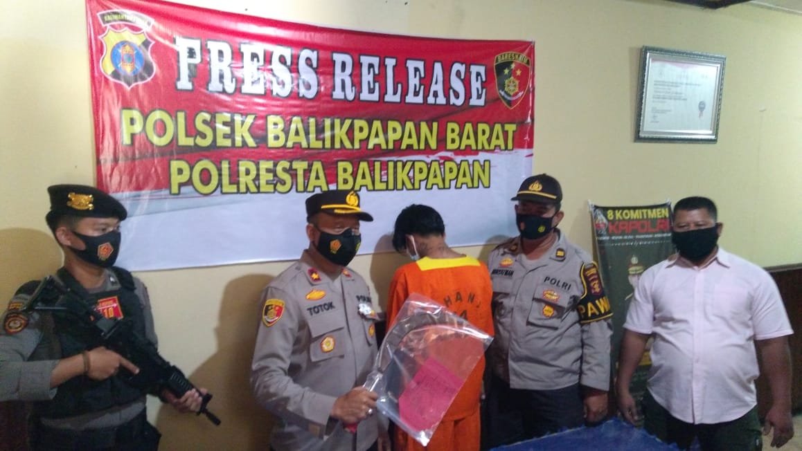 Polsek Balikpapan Barat Amankan 1 Orang Pereman Yang Melakukan Pengancaman Terhadap PKL di Pasar Pandansari. Foto : BorneoFlash.com/Muhammad Eko.