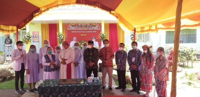Bupati Kutai Barat FX Yapan, didampingi Direktur Rumah Sakit Santa Familia dr. Winardi menandatangani prasasti sebagai simbol peresmian Klinik Santa Familia sebagai rumah sakit baru di Kutai Barat. Foto : BorneoFlash.com/Lilis Suryani.