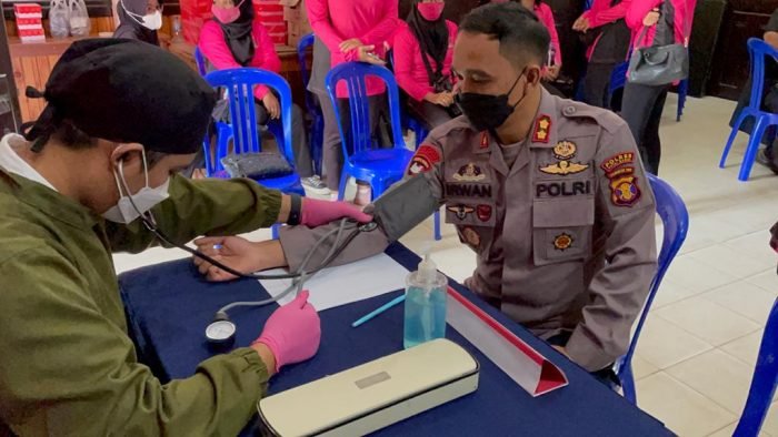 Kapolres Kutai Barat AKBP Irwan Yuli Prasetyo beserta jajarannya melakukan donor darah di Mapolres Kutai Barat dalam rangka menyambut HUT Bhayangkara ke-75 tahun 2021. Foto : BorneoFlash.com/Lilis Suryani. Kapolres Kutai Barat AKBP Irwan Yuli Prasetyo beserta jajarannya melakukan donor darah di Mapolres Kutai Barat dalam rangka menyambut HUT Bhayangkara ke-75 tahun 2021. Foto : BorneoFlash.com/Lilis Suryani.
