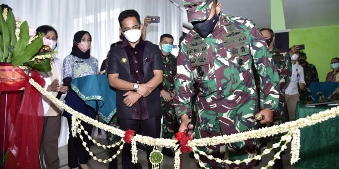 Pangdam VI/Mulawarman Mayjen TNI Heri Wiranto, Resmikan fasilitas CT Scan Rumah Sakit Tingkat II Dr. R. Hardjanto, Jum’at ( 25/6/2021). Foto : HO/Pendam VI/Mlw.