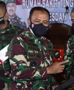 Pangdam VI/Mulawarman Mayjen TNI Heri Wiranto, Serahkan Mobil baru dari Mabes TNI AD. Foto : HO.