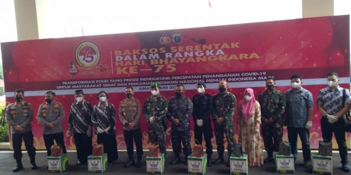 Pelepasan Paket sembako bagi masyarakat terdampak Covid-19 di Mapolda Kaltim, Balikpapan, Jumat (25/6/2021). Foto : BorneoFlash.com/Muhammad Eko.