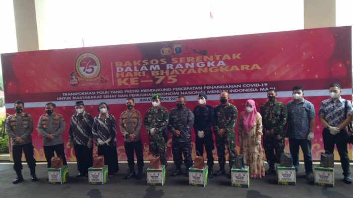 Pelepasan Paket sembako bagi masyarakat terdampak Covid-19 di Mapolda Kaltim, Balikpapan, Jumat (25/6/2021). Foto : BorneoFlash.com/Muhammad Eko.