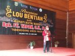 Bupati Kutai Barat FX Yapan saat memberikan sambutan pada kegiatan peresmian Lou Bentian di Kampung Dilang Putu, Kecamatan Bentian. Foto : BorneoFlash.com/Lilis Suryani.