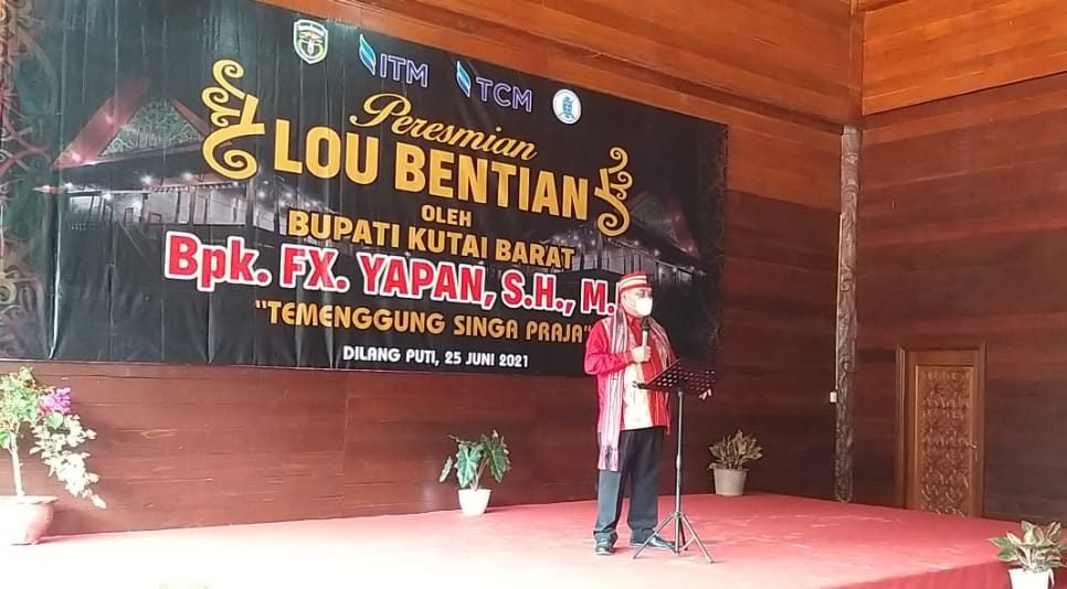 Bupati Kutai Barat FX Yapan saat memberikan sambutan pada kegiatan peresmian Lou Bentian di Kampung Dilang Putu, Kecamatan Bentian. Foto : BorneoFlash.com/Lilis Suryani.