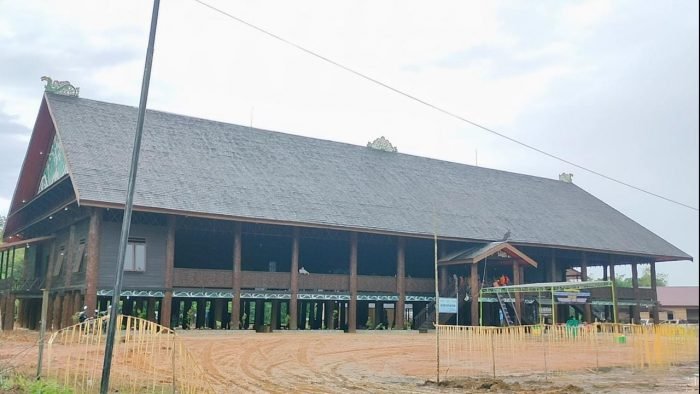 Rumah adat/Lamin Lou Bentian yang di bangun PT. TCM di tepi jalan poros trans Kalimantan yang menghubungkan antara Kalimantan Timur dan Kalimantan Tengah. Foto : BorneoFlash.com/Lilis Suryani.  