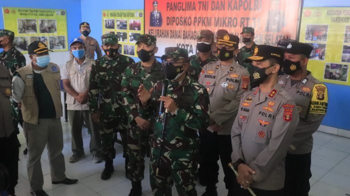 Pangdam VI/Mlw Mayjen TNI Heri Wiranto, S.E., M.M., M.Tr. (Han) bersama Kapolda Kaltim Irjen Pol Drs Herry Rudolf Nahak melaksanakan peninjauan di berbagai tempat di wilayah Balikpapan, Minggu (27/6/2021). Foto : HO.