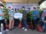 PT Jasa Raharja Cabang Kalimantan Timur (Kaltim) berikan 4.000 bibit mangrove dan bantuan dana pendidikan, di wilayah pesisir Penajam, Minggu (27/6/2021). Foto : HO.