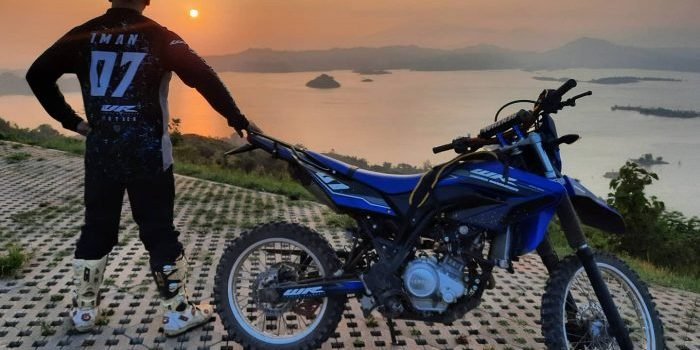 Tuntaskan Penasaran, Biker Ini Asyik Terabasan Sampai ke Trek Wisata