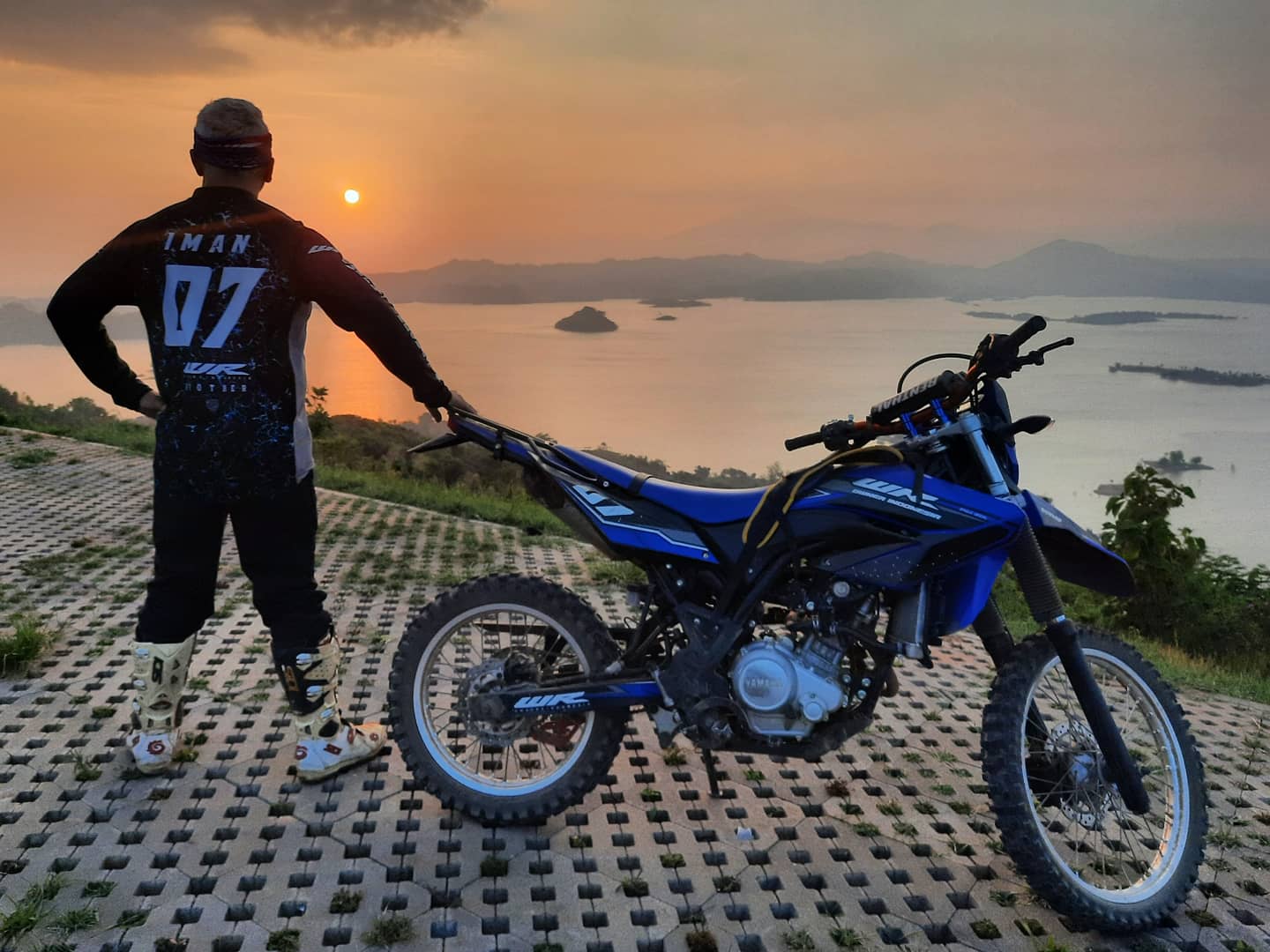 Tuntaskan Penasaran, Biker Ini Asyik Terabasan Sampai ke Trek Wisata