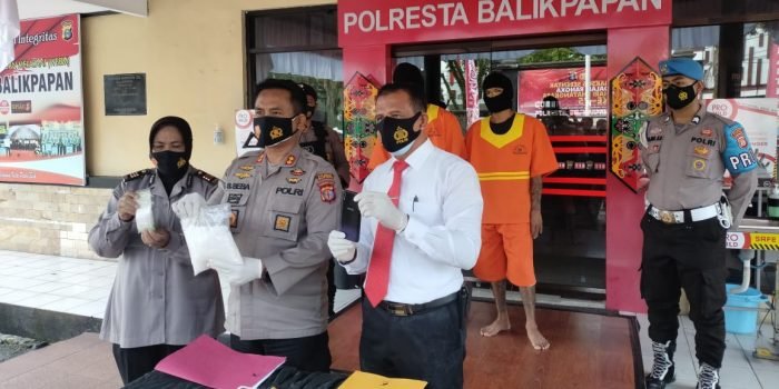 Wakapolresta Balikpapan AKBP Sebpril Sesa menunjukkan BB Shabu-Shabu yang diamankan Satreskoba Polresta Balikpapan pada Senin (29/6/2021). Foto : BorneoFlash.com/Muhammad Eko.