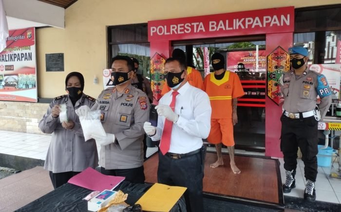 Wakapolresta Balikpapan AKBP Sebpril Sesa menunjukkan BB Shabu-Shabu yang diamankan Satreskoba Polresta Balikpapan pada Senin (29/6/2021). Foto : BorneoFlash.com/Muhammad Eko.