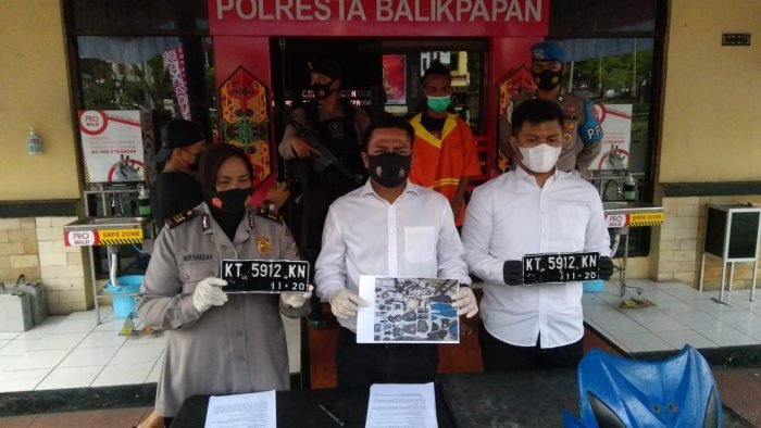 Kasat Reskrim Polresta Balikpapan Kompol Rengga Puspo Saputro menunjukan BB hasil curian kendaraan motor KT 5912 KN yang telah dibongkar pelaku LDL (19) pada Senin (28/6/2021) kemarin. Foto : BorneoFlash.com/Muhammad Eko.