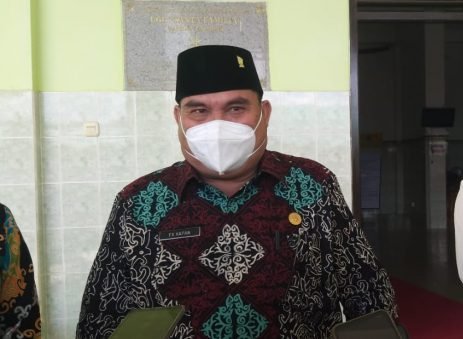 Bupati Kutai Barat FX Yapan saat diwawancarai awak media. Foto : BorneoFlash.com/Lilis Suryani.