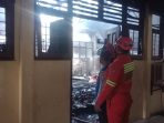 Petugas melakukan upaya pemadaman  api di ruang kesenian SMAN 1 Balikpapan pada Rabu (30/6/2021). Foto : BorneoFlash.com/Muhammad Eko.