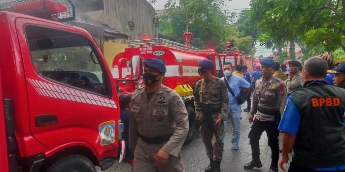 Brimob Kaltim Bersama Relawan Bencana Bantu Padamkan Kebakaran di SMAN 1 Balikpapan