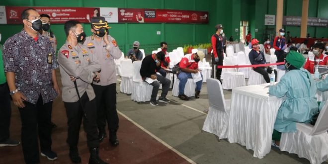 Kapolda Kalimantan Timur Irjen Pol Drs. Herry Rudolf Nahak, M.Si., meninjau salah satu gerai vaksin kerjasama Polda Kaltim – Telkom dalam Rangka HUT PT. Telkom ke 56, Kamis (08/07/2021). Foto : HO.