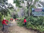 Kegiatan gotong royong membersihkan akses jalan masuk tempat wisata yang tertutup rerumputan oleh DPC PDIP Kubar bersama masyarakat dalam peringatan bulan Bung Karno tahun 2021.Foto : BorneoFlash.com/Lilis Suryani.