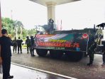 Pangdam VI/Mulawarman Mayjen TNI Heri Wiranto, S.E., M.M., M.Tr. (Han) memberikan kejutan kepada Kapolda Kaltim Irjen Pol Drs. Herry Rudolf Nahak, M.Si., dengan menyampaikan ucapan Dirgahayu Bhayangkara ke-75 dari atas Panser Anoa milik Kompi Kavaleri (Kikav) di halaman Mapolda Kalimantan Timur, Kamis (1/7/2021). Foto : HO.