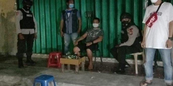 Batalyon A Pelopor Satbrimob Polda Kaltim, saat patroli dengan menyambangi masyarakat, Imbauan untuk tetap mematuhi prokol kesehatan, Rabu (30/6/2021) malam. Foto : HO.