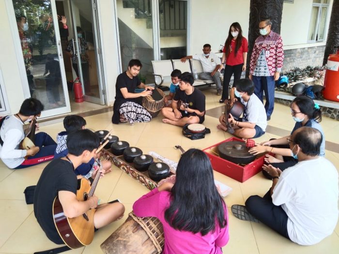 Plt Kadispar Kubar, Bahtiar saat memantau pelaksanaan pelatihan seni tari dan musik yang berlangsung selama dua hari di kantor Dispar Kutai Barat. Foto : BorneoFlash.com/Lilis suryani.