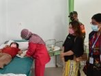 Kepala Seksi Penggerakan, Advokasi Dan KIE,DP2KBP3A Kubar, Lina Claudia saat melihat langsung pelayanan KB secara simbolis di Puskesmas Barong Tongkok. Foto: HO/ Humas Kubar.