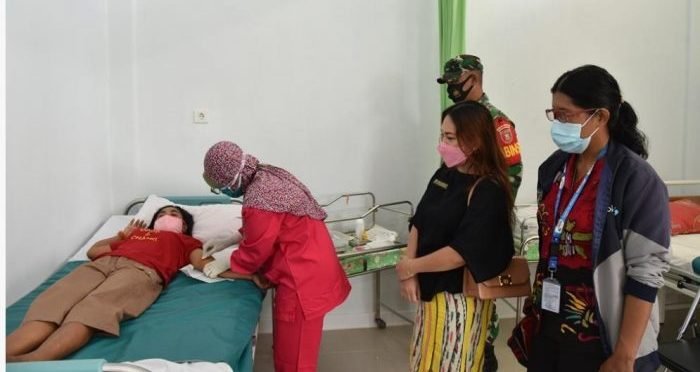 Kepala Seksi Penggerakan, Advokasi Dan KIE,DP2KBP3A Kubar, Lina Claudia saat melihat langsung pelayanan KB secara simbolis di Puskesmas Barong Tongkok. Foto: HO/ Humas Kubar.