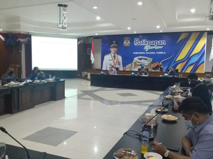 DPRD dan Pemerintah Kota Balikpapan menggelar Rapat Koordinasi menindaklanjuti instruksi pemerintah pusat berkaitan pelaksanaan Pemberlakukan Pembatasan Kegiatan Masyarakat (PPKM) darurat pada Kamis (1/7/2021) malam. Foto : BorneoFlash.com/Muhammad Eko.