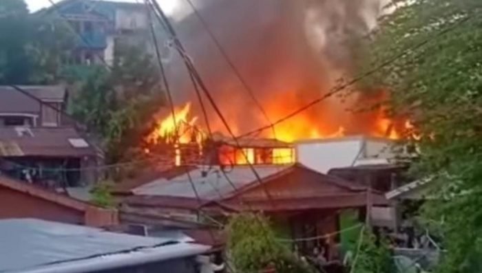 Kebakaran di kawasan padat penduduk Sekitar Jalan Mayjen Sutoyo, Kelurahan Klandasan Ilir, Balikpapan Kota, Senin (5/7/2021) sekitar pukul 16.30 Wita. Foto : BorneoFlash.com/Muhammad Eko.