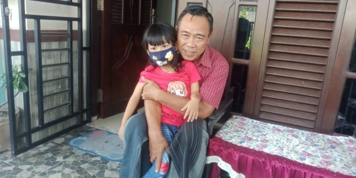 Sutrisno, yang merupakan kakek Zahra (5) saat ditemui di kediamannya di RT 30 Manggar Sari, Balikpapan Timur pada Rabu (7/7/2021). Foto : BorneoFlash.com/Muhammad Eko.