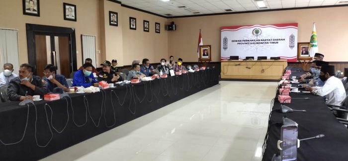 Suasana anggota DPRD Balikpapan saat melakukan pertemuan dengan Kepala Dinas Pendidikan Provinsi Kalimantan Timur, di ruang rapat gedung E DPRD Provinsi Kalimantan Timur, Selasa (6/7/2021). Foto : BorneoFlash.com/HO.
