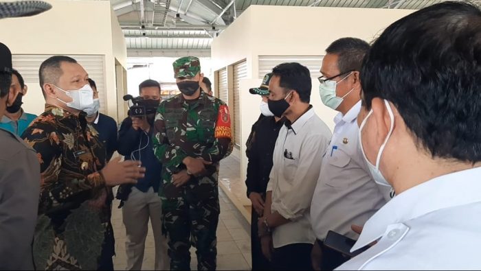 Bupati Paser dr. Fahmi Fadli didampingi Dandim 0904/PSR, beserta Kapolres Paser, AKBP Eko Susanto, saat melakukan peninjauan lapak baru pedagang di Blok B Pasar Induk Senaken , Kecamatan Tanah Grogot, Kabupaten Paser, Kalimantan Timur. Rabu (7/7/2021). Foto : BorneoFlash.com/Fitriani.